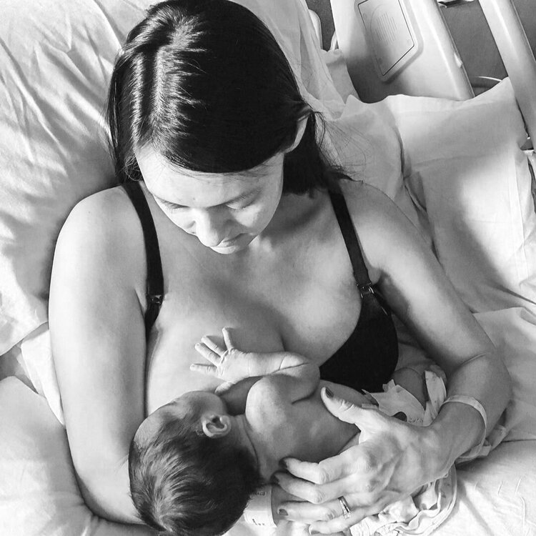 newborn breastfeeting