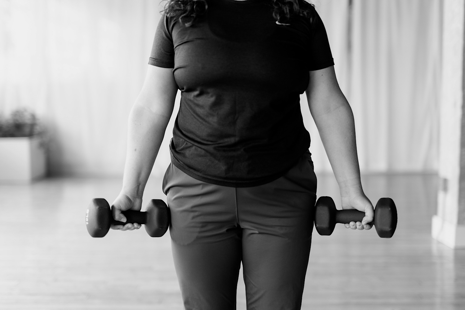 holding-weights person holding weights for postpartum weight lifting