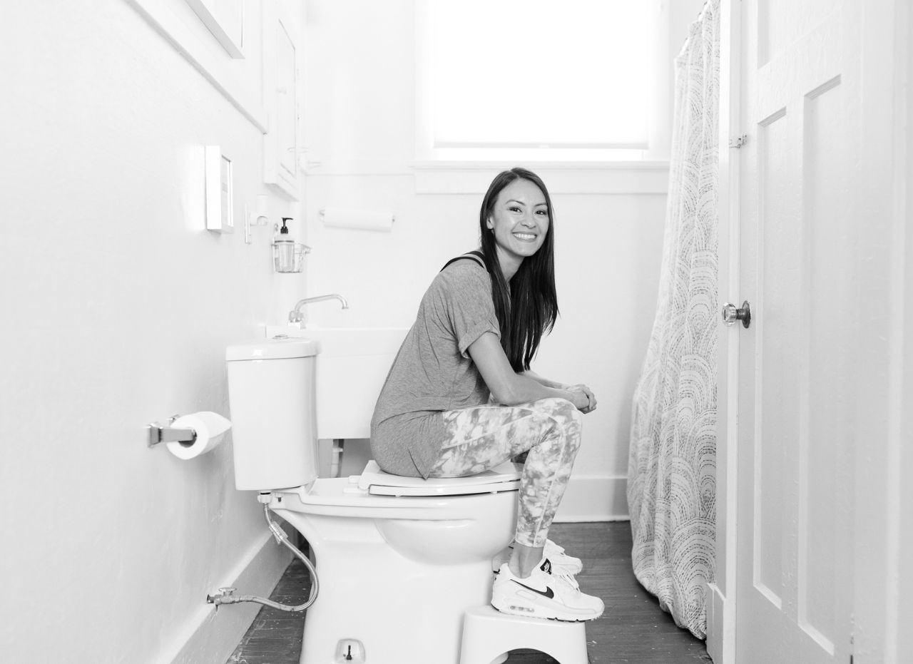 Sitting-on-toilet-to-avoid-perimenopause-bladder-problems