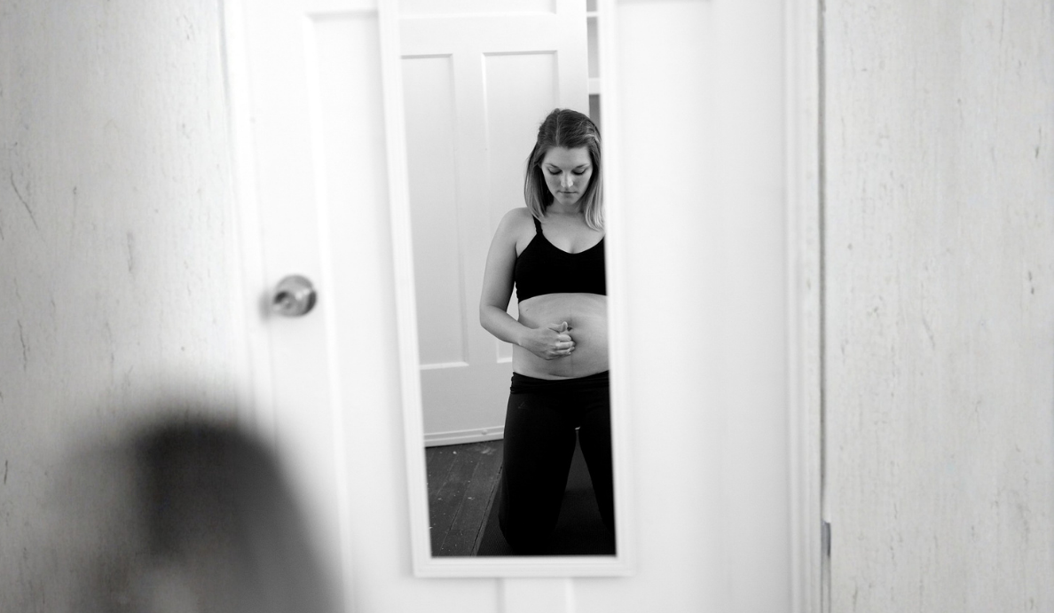 mirror-diastasis-recti-check pelvic floor physical therapy for diastasis recti