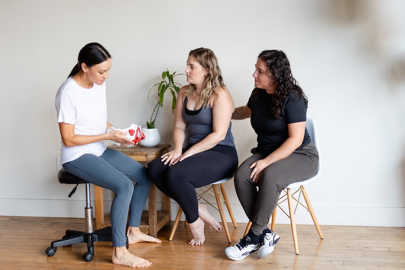 therapist talking to couple about whether to hire a doula vs midwife