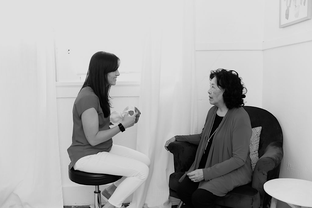 pelvis-model-patient-therapist