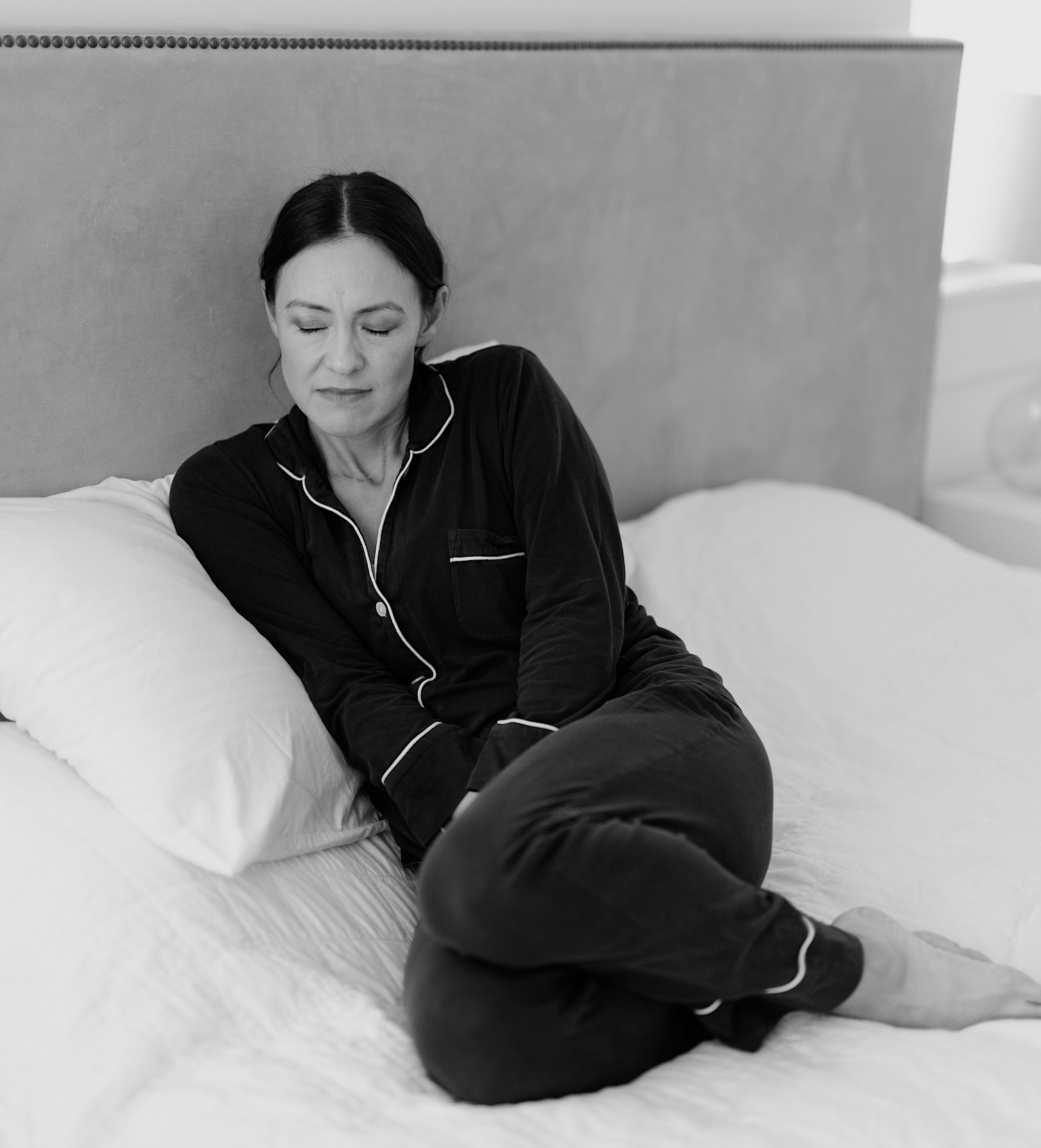 136lifestyle0526-8052 (1) woman looks uncomfortable in bed due to frequent urination at night